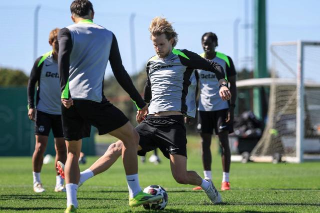 Sporting’s Danish midfielder #42 Morten Hjulmand (C) competes for the ball during a training session on the eve of their UEFA Champions League last 16 second leg football match against Bodoe/Glimt at the Cristiano Ronaldo Academy in Alcochete on March 16, 2026. (Photo by PATRICIA DE MELO MOREIRA / AFP)