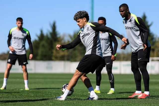 Sporting’s Uruguayan defender #20 Maxi Araujo (C) kicks the ball during a training session on the eve of their UEFA Champions League last 16 second leg football match against Bodoe/Glimt at the Cristiano Ronaldo Academy in Alcochete on March 16, 2026. (Photo by PATRICIA DE MELO MOREIRA / AFP)