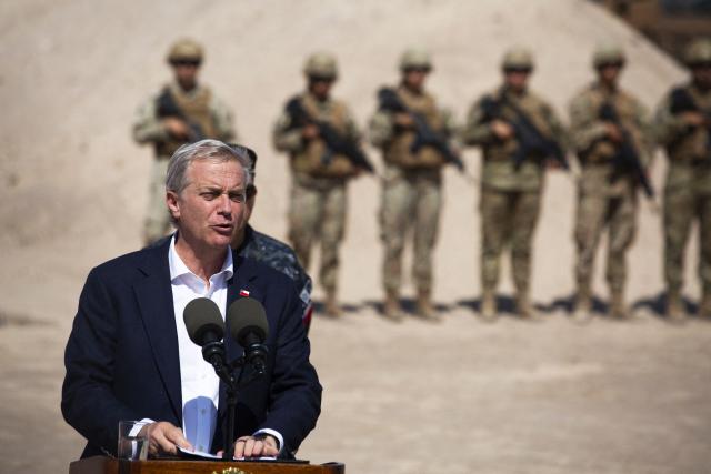 Chile’s President Jose Antonio Kast speaks next to a group of soldiers near the Chacalluta border post along the Chile–Peru border on March 16, 2026. Kast launched a border?trench project to curb illegal migration (Photo by Patricio BANDA / AFP)