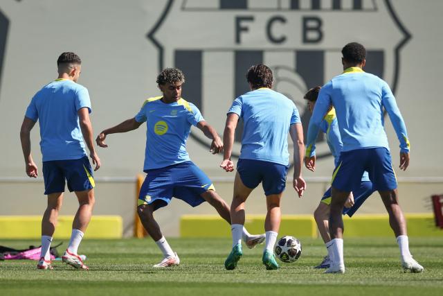 Barcelona’s forward Lamine Yamal (2L) and teammates take part in a training session on the eve of their UEFA Champions League last 16 second leg football match against Newcastle United at the Joan Gamper training ground in Sant Joan Despi, near Barcelona, on March 17, 2026. (Photo by Josep LAGO / AFP)