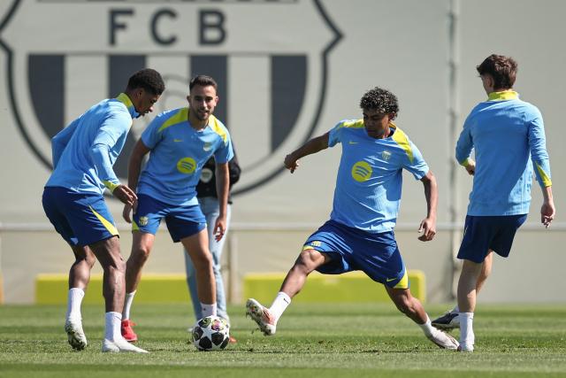 Barcelona’s forward Lamine Yamal (2R) and teammates take part in a training session on the eve of their UEFA Champions League last 16 second leg football match against Newcastle United at the Joan Gamper training ground in Sant Joan Despi, near Barcelona, on March 17, 2026. (Photo by Josep LAGO / AFP)