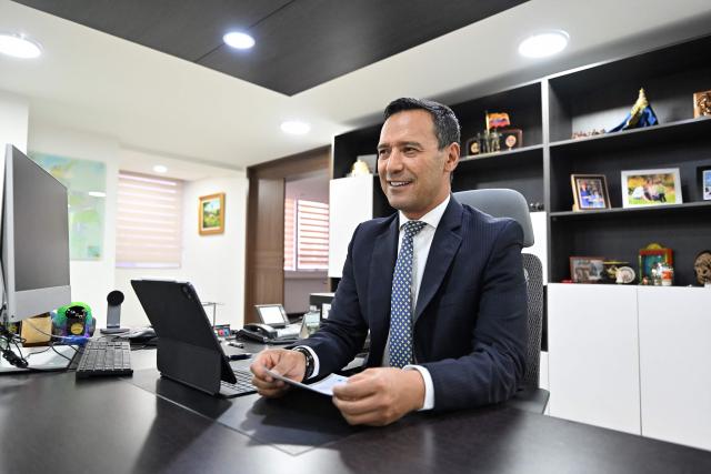 Colombia's Defense Minister Pedro Arnulfo Sanchez speaks during an interview with AFP at the Colombian government-run defense manufacturer INDUMIL (Industria Militar) headquarters in Bogota on March 16, 2026. Colombia is working on a strategy of “total suffocation” against armed groups to corner them in border areas with the support of Ecuador and Venezuela, Defense Minister Pedro Sбnchez told AFP on March 16. (Photo by Alejandro GONZALEZ / AFP)