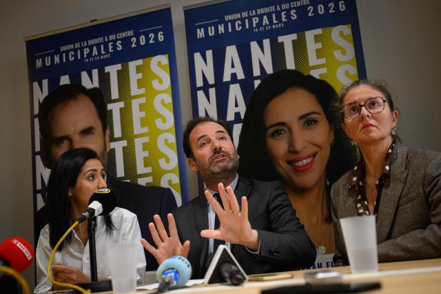 Les Republicains (LR) right wing party candidate for Mayor of Nantes, Foulques Chombart de Lauwe (C) speaks during a press conference a few days before the second round of France's 2026 municipal elections in Nantes, western France on March 17, 2026. (Photo by Loic VENANCE / AFP)