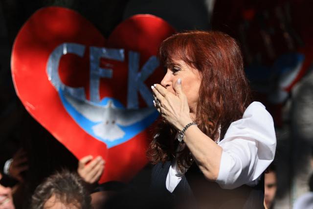 Former Argentine president (2007–2015) Cristina Kirchner blows a kiss as she arrives at her home in Buenos Aires after being questioned at the Comodoro Py courthouse on March 17, 2026. Kirchner, who is under house arrest, appeared before the court for questioning in the “Notebooks of Corruption” case. (Photo by Emiliano Lasalvia / AFP)