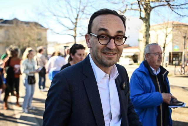 French liberal party Renaissance candidate running as Bordeaux mayor Thomas Cazenave smiles during a door-to-door campaign ahead of the second round of the municipal elections in France, in Bordeaux on March 17, 2026. (Photo by Christophe ARCHAMBAULT / AFP)