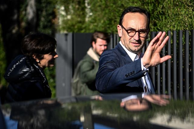 French liberal party Renaissance candidate running as Bordeaux mayor Thomas Cazenave waves during a door-to-door campaign ahead of the second round of the municipal elections in France, in Bordeaux on March 17, 2026. (Photo by Christophe ARCHAMBAULT / AFP)
