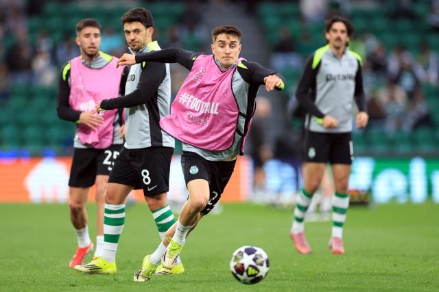 Sporting Lisbon's Spanish defender #22 Ivan Fresneda (3L) warms up before the UEFA Champions League last 16 second leg football match between Sporting CP and Bodoe/Glimt at Jose Alvalade stadium in Lisbon on March 17, 2026. (Photo by PATRICIA DE MELO MOREIRA / AFP)