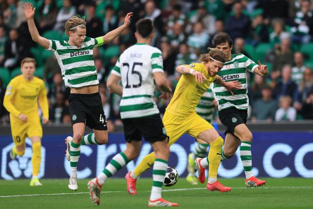 Sporting Lisbon's Danish midfielder #42 Morten Hjulmand (L) and Bodoe/Glimt's Danish forward #09 Kasper Waarst Hogh (2R) fight for the ball during the UEFA Champions League last 16 second leg football match between Sporting CP and Bodoe/Glimt at Jose Alvalade stadium in Lisbon on March 17, 2026. (Photo by PATRICIA DE MELO MOREIRA / AFP)