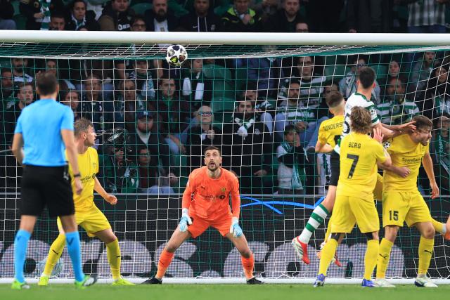 Sporting Lisbon's Portuguese defender #25 Goncalo Inacio (2R) heads the ball and scores the opening goal during the UEFA Champions League last 16 second leg football match between Sporting CP and Bodoe/Glimt at Jose Alvalade stadium in Lisbon on March 17, 2026. (Photo by PATRICIA DE MELO MOREIRA / AFP)