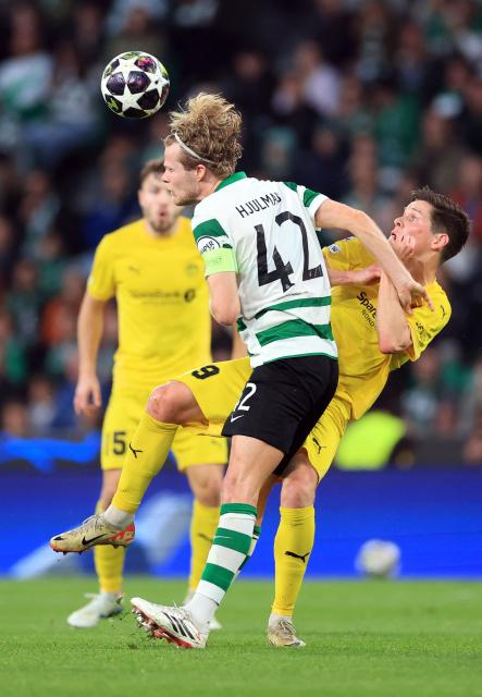 Sporting Lisbon's Danish midfielder #42 Morten Hjulmand wins a header against Bodoe/Glimt's Norwegian midfielder #19 Sondre Brunstad Fet during the UEFA Champions League last 16 second leg football match between Sporting CP and Bodoe/Glimt at Jose Alvalade stadium in Lisbon on March 17, 2026. (Photo by PATRICIA DE MELO MOREIRA / AFP)