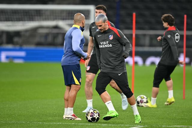 Atletico Madrid's French striker #07 Antoine Griezmann (C) takes part in a training session at Tottenham Hotspur Stadium in north London, on March 17, 2026, on the eve of their UEFA Champions League last 16 second leg football match against Tottenham Hotspur. (Photo by JUSTIN TALLIS / AFP)