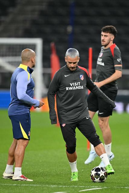 Atletico Madrid's French striker #07 Antoine Griezmann (C) takes part in a training session at Tottenham Hotspur Stadium in north London, on March 17, 2026, on the eve of their UEFA Champions League last 16 second leg football match against Tottenham Hotspur. (Photo by JUSTIN TALLIS / AFP)