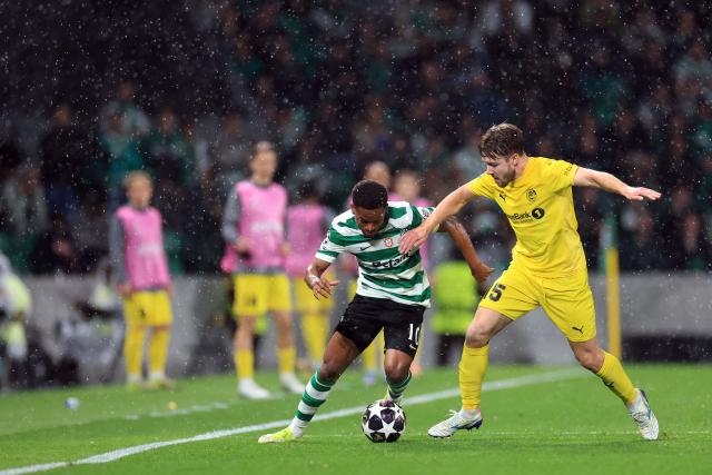 Sporting Lisbon's Mozambican forward #10 Geny Catamo (L) and Bodoe/Glimt's Norwegian defender #15 Fredrik Andre Bjorkan fight for the ball during the UEFA Champions League last 16 second leg football match between Sporting CP and Bodoe/Glimt at Jose Alvalade stadium in Lisbon on March 17, 2026. (Photo by PATRICIA DE MELO MOREIRA / AFP)
