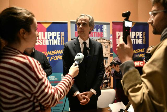 Philippe Dessertine, independent candidate in the 2026 Bordeaux municipal election, announces his withdrawal from the second round of voting during a press conference at the Maison Cantonale de la Bastide in Bordeaux, south-western France, on March 17, 2026 (Photo by Philippe LOPEZ / AFP)