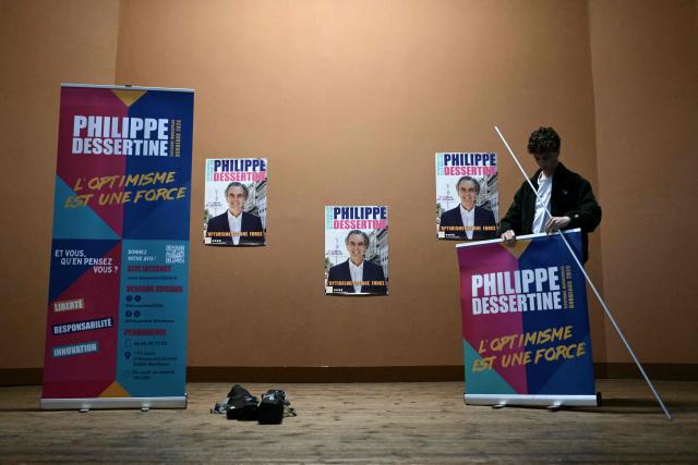 A supporter of Philippe Dessertine, independent candidate in the 2026 Bordeaux municipal election, prepares the stage  before he announces his withdrawal from the second round of voting during a press conference at the Maison Cantonale de la Bastide in Bordeaux, south-western France, on March 17, 2026. (Photo by Philippe LOPEZ / AFP)