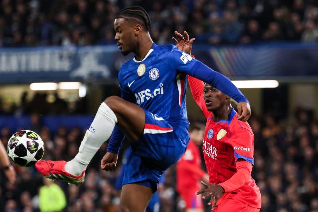 Chelsea's Dutch defender #21 Jorrel Hato fights for the ball with Paris Saint-Germain's Portuguese defender #25 Nuno Mendes during the UEFA Champions League round of 16 second leg football match between Chelsea FC and Paris Saint-Germain (PSG) at Stamford Bridge, west London on March 17, 2026. (Photo by FRANCK FIFE / AFP)