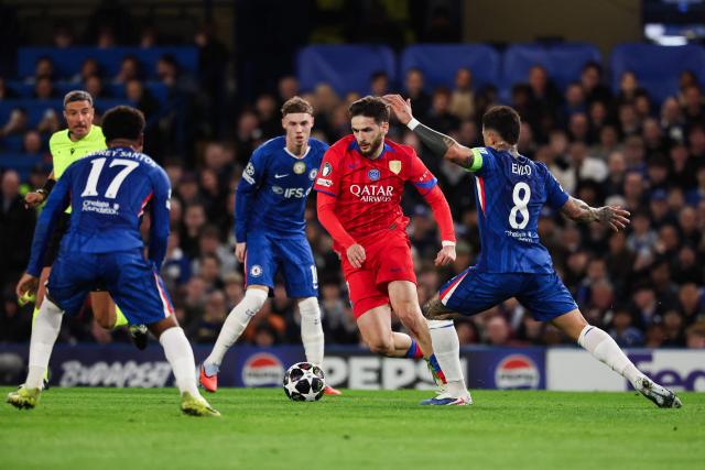Paris Saint-Germain's Georgian forward #07 Khvicha Kvaratskhelia fights for the ball during the UEFA Champions League round of 16 second leg football match between Chelsea FC and Paris Saint-Germain (PSG) at Stamford Bridge, west London on March 17, 2026. (Photo by FRANCK FIFE / AFP)