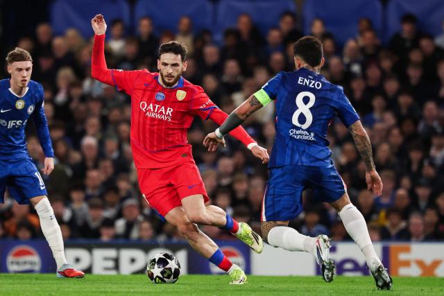 Paris Saint-Germain's Georgian forward #07 Khvicha Kvaratskhelia fights for the ball during the UEFA Champions League round of 16 second leg football match between Chelsea FC and Paris Saint-Germain (PSG) at Stamford Bridge, west London on March 17, 2026. (Photo by FRANCK FIFE / AFP)