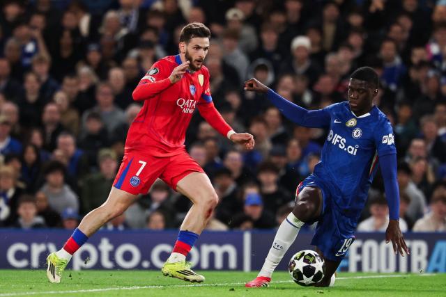 Paris Saint-Germain's Georgian forward #07 Khvicha Kvaratskhelia fights for the ball with Chelsea's French defender #19 Mamadou Sarr during the UEFA Champions League round of 16 second leg football match between Chelsea FC and Paris Saint-Germain (PSG) at Stamford Bridge, west London on March 17, 2026. (Photo by FRANCK FIFE / AFP)