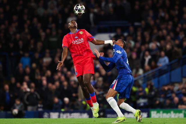 Paris Saint-Germain's Ecuadoran defender #51 Willian Pacho goes for a header with Chelsea's Dutch defender #21 Jorrel Hato during the UEFA Champions League round of 16 second leg football match between Chelsea FC and Paris Saint-Germain (PSG) at Stamford Bridge, west London on March 17, 2026. (Photo by FRANCK FIFE / AFP)