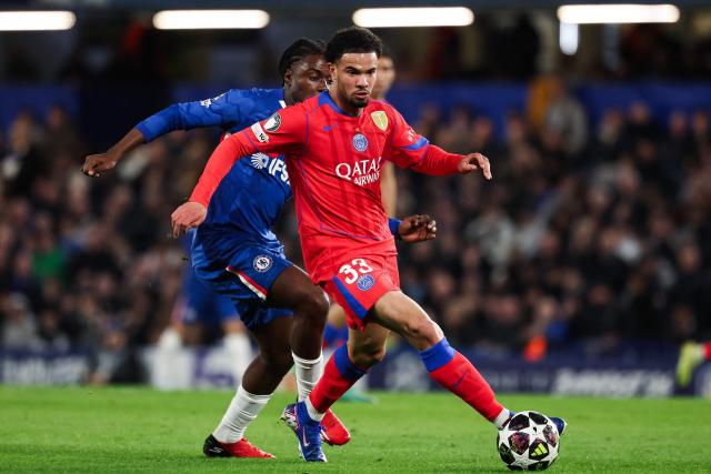 Paris Saint-Germain's French midfielder #33 Warren Zaire-Emery fights for the ball with Chelsea's Belgian midfielder #45 Romeo Lavia (L) during the UEFA Champions League round of 16 second leg football match between Chelsea FC and Paris Saint-Germain (PSG) at Stamford Bridge, west London on March 17, 2026. (Photo by FRANCK FIFE / AFP)