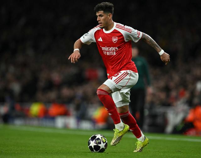 Arsenal's Ecuadorian defender #05 Piero Hincapie runs with the ball during the UEFA Champions League, last 16 second leg football match between Arsenal and Bayer Leverkusen at the Emirates Stadium in north London on March 17, 2026. (Photo by Glyn KIRK / AFP)