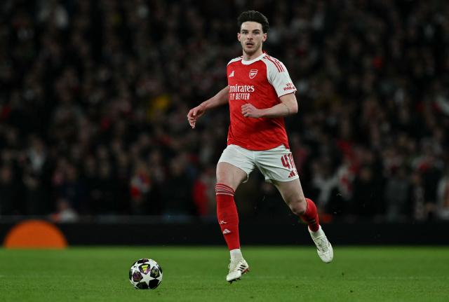 Arsenal's English midfielder #41 Declan Rice runs with the ball during the UEFA Champions League, last 16 second leg football match between Arsenal and Bayer Leverkusen at the Emirates Stadium in north London on March 17, 2026. (Photo by Glyn KIRK / AFP)