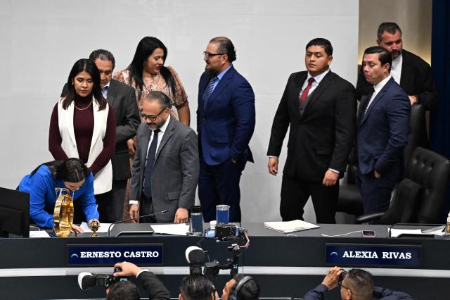 Deputies, mostly government officials, line up to give their signatures and support the constitutional reform to approve life imprisonment in San Salvador on March 17, 2026. The government of Salvadoran President Nayib Bukele proposed on March 17, in the Congress it controls, a constitutional reform that establishes life imprisonment for ‘murderers, rapists, and terrorists,’ after accusing NGOs of protecting gang members. (Photo by Marvin RECINOS / AFP)