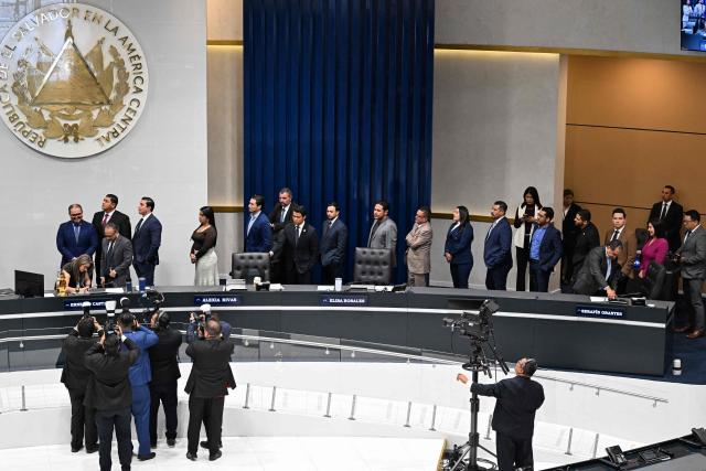 Deputies, mostly government officials, line up to give their signatures and support the constitutional reform to approve life imprisonment in San Salvador on March 17, 2026. The government of Salvadoran President Nayib Bukele proposed on March 17, in the Congress it controls, a constitutional reform that establishes life imprisonment for ‘murderers, rapists, and terrorists,’ after accusing NGOs of protecting gang members. (Photo by Marvin RECINOS / AFP)
