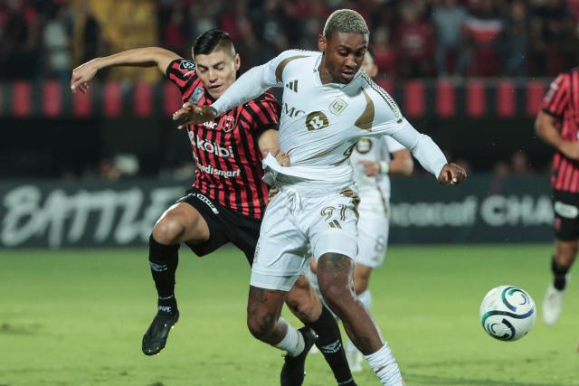 Alajuelense's Mexican forward #18 Ronaldo Cisneros and Los Angeles FC's defender #91 Nkosi Tafari fight for the ball during the CONCACAF Central American Cup round of 16 second leg football match between Costa Rica's Alajuelense and US' Los Angeles FC at the Alejandro Morera Soto Stadium in Alajuela, Costa Rica on March 17, 2026. (Photo by JOHN DURAN / AFP)