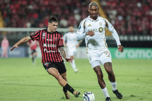 Alajuelense's Mexican forward #18 Ronaldo Cisneros and Los Angeles FC's defender #91 Nkosi Tafari fight for the ball during the CONCACAF Central American Cup round of 16 second leg football match between Costa Rica's Alajuelense and US' Los Angeles FC at the Alejandro Morera Soto Stadium in Alajuela, Costa Rica on March 17, 2026. (Photo by JOHN DURAN / AFP)
