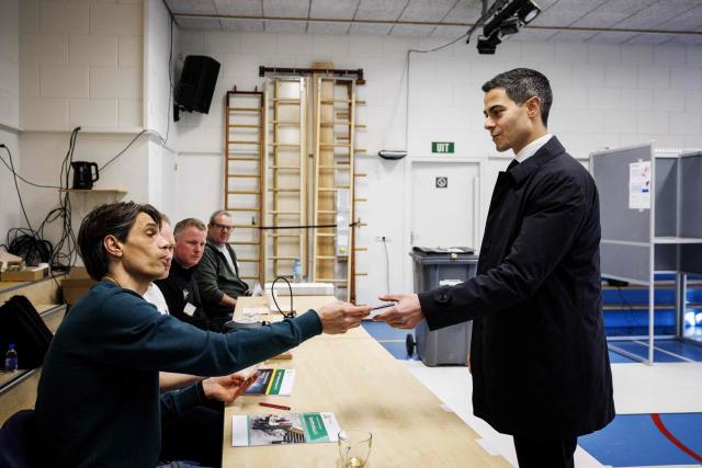 Netherlands' Prime Minister Rob Jetten (R) arrives to cast his vote for the municipal elections at the OBS Archipel in The Hague on March 18, 2026. (Photo by Sem VAN DER WAL / ANP / AFP) / Netherlands OUT
