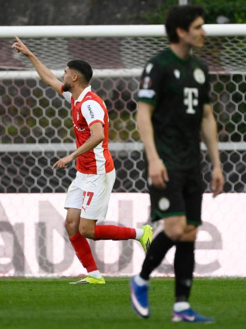 Sporting Braga's Spanish forward #77 Gabri Martinez celebrates scoring his team's third goal during the UEFA Europa League last 16 second leg football match between SC Braga and Ferencvaros at Municipal stadium of Braga on March 18, 2026. (Photo by Miguel RIOPA / AFP)