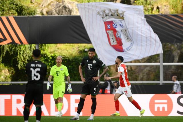Sporting Braga's Spanish forward #77 Gabri Martinez (R) celebrates scoring his team's third goal during the UEFA Europa League last 16 second leg football match between SC Braga and Ferencvaros at Municipal stadium of Braga on March 18, 2026. (Photo by Miguel RIOPA / AFP)
