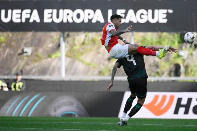 Sporting Braga's Uruguayan midfielder #10 Rodrigo Zalazar (TOP) fights for the ball with Ferencvaros' Argentinian defender #04 Mariano Gomez during the UEFA Europa League last 16 second leg football match between SC Braga and Ferencvaros at Municipal stadium of Braga on March 18, 2026. (Photo by Miguel RIOPA / AFP)