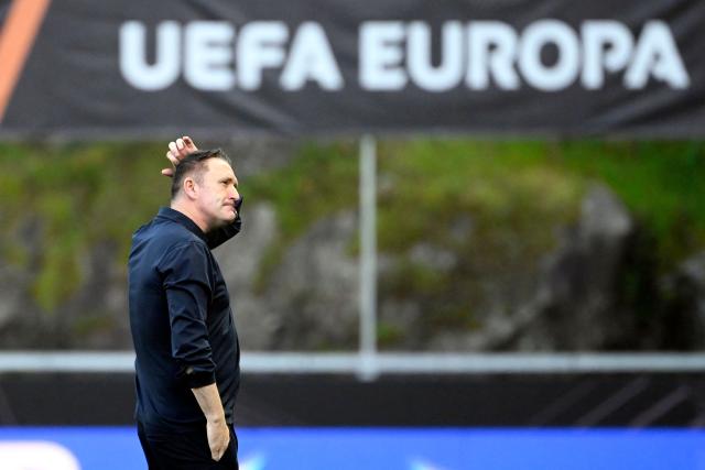 Ferencvaros' Irish coach Robbie Keane reacts at the end of the UEFA Europa League last 16 second leg football match between SC Braga and Ferencvaros at Municipal stadium of Braga on March 18, 2026. (Photo by Miguel RIOPA / AFP)