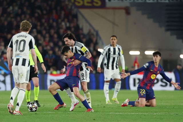 Barcelona's Spanish midfielder #08 Pedri (L) and Newcastle United's Italian midfielder #08 Sandro Tonali fight for the ball during the UEFA Champions League last 16 second leg football match between FC Barcelona and Newcastle United at the Camp Nou stadium in Barcelona, on March 18, 2026. (Photo by Lluis GENE / AFP)