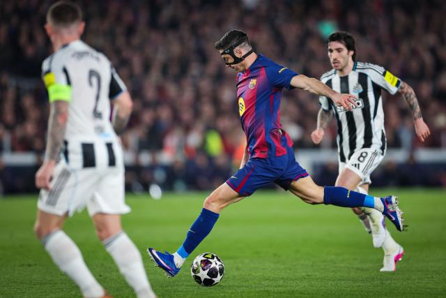 Barcelona's Polish forward #09 Robert Lewandowski (C) controls the ball challenged by Newcastle United's Italian midfielder #08 Sandro Tonali (R) during the UEFA Champions League last 16 second leg football match between FC Barcelona and Newcastle United at the Camp Nou stadium in Barcelona, on March 18, 2026. (Photo by Josep LAGO / AFP)