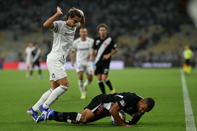 Fluminense's Uruguayan midfielder #17 Agustin Canobbio (L) and Vasco da Gama's defender #96 Paulo Henrique fight for the ball during the Brasileirao Serie A football match between Vasco da Gama and Fluminense at the Maracana Stadium in Rio de Janeiro, Brazil, on March 18, 2026. (Photo by Mauro PIMENTEL / AFP)