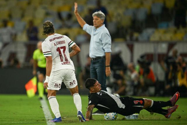 Fluminense's Uruguayan midfielder #17 Agustin Canobbio and Vasco da Gama's Uruguayan defender #04 Alan Saldivia fight for the ball during the Brasileirao Serie A football match between Vasco da Gama and Fluminense at the Maracana Stadium in Rio de Janeiro, Brazil, on March 18, 2026. (Photo by MAURO PIMENTEL / AFP)