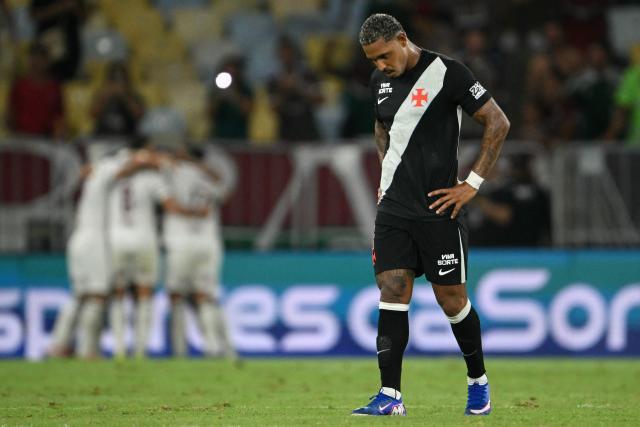 Vasco da Gama's forward #07 David reacts while Fluminense players celebrate their second goal during the Brasileirao Serie A football match between Vasco da Gama and Fluminense at the Maracana Stadium in Rio de Janeiro, Brazil, on March 18, 2026. (Photo by MAURO PIMENTEL / AFP)