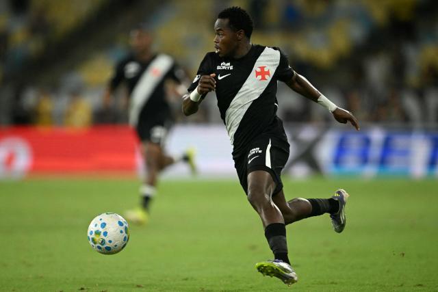 Vasco da Gama's Colombian forward #11 Andres Gomez controls the ball during the Brasileirao Serie A football match between Vasco da Gama and Fluminense at the Maracana Stadium in Rio de Janeiro, Brazil, on March 18, 2026. (Photo by MAURO PIMENTEL / AFP)