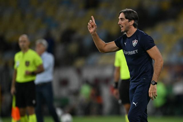 Fluminense's Argentine head coach Luis Zubeldia gives instructions to his players during the Brasileirao Serie A football match between Vasco da Gama and Fluminense at the Maracana Stadium in Rio de Janeiro, Brazil, on March 18, 2026. (Photo by MAURO PIMENTEL / AFP)
