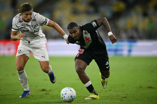 Fluminense's Uruguayan midfielder #17 Agustin Canobbio (L) and Vasco da Gama's midfielder #66 Cuiabano fight for the ball during the Brasileirao Serie A football match between Vasco da Gama and Fluminense at the Maracana Stadium in Rio de Janeiro, Brazil, on March 18, 2026. (Photo by MAURO PIMENTEL / AFP)