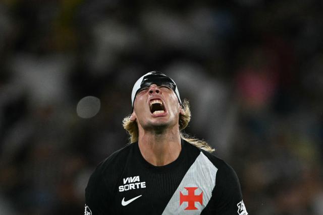 Vasco da Gama's Argentinian forward #77 Claudio Spinelli celebrates scoring his team's second goal during the Brasileirao Serie A football match between Vasco da Gama and Fluminense at the Maracana Stadium in Rio de Janeiro, Brazil, on March 18, 2026. (Photo by MAURO PIMENTEL / AFP)
