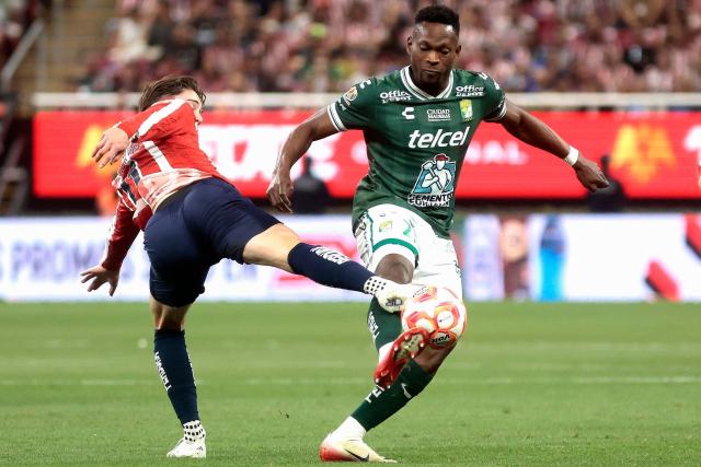 Guadalajara's midfielder #11 Brian Gutierrez and Leon's Colombian defender #21 Stiven Barreiro fight for the ball during the Liga MX Clausura football match between Guadalajara and Leon at the Akron Stadium in Guadalajara, Mexico, on March 18, 2026. (Photo by Ulises Ruiz / AFP)