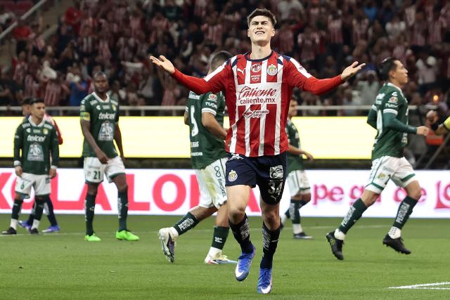 Guadalajara's forward #34 Armando Gonzalez celebrates scoring his team's third goal during the Liga MX Clausura football match between Guadalajara and Leon at the Akron Stadium in Guadalajara, Mexico, on March 18, 2026. (Photo by Ulises Ruiz / AFP)