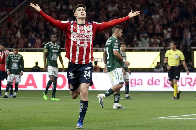 Guadalajara's forward #34 Armando Gonzalez celebrates scoring his team's third goal during the Liga MX Clausura football match between Guadalajara and Leon at the Akron Stadium in Guadalajara, Mexico, on March 18, 2026. (Photo by Ulises Ruiz / AFP)