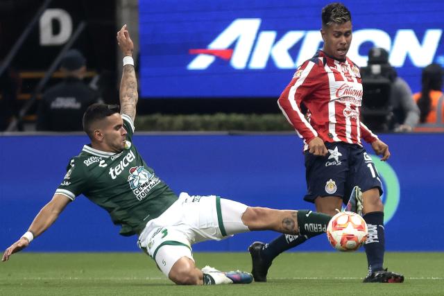 Leon's defender #03 Paolo Medina and Guadalajara's forward #10 Efrain Alvarez fight for the ball during the Liga MX Clausura football match between Guadalajara and Leon at the Akron Stadium in Guadalajara, Mexico, on March 18, 2026. (Photo by Ulises Ruiz / AFP)