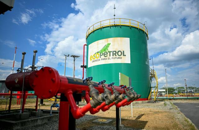 (FILES) Picture of a crude oil storage tank at the plant of Colombian petroleum company Ecopetrol in Acacias, Meta Department, south of Bogota on February 10, 2023. Ricardo Roa, president of Colombia's state-owned oil company, announced on March 18, 2026, the discovery of an offshore gas field near Venezuela, a “significant” find following the resumption of energy cooperation between the two countries. (Photo by Juan BARRETO / AFP)